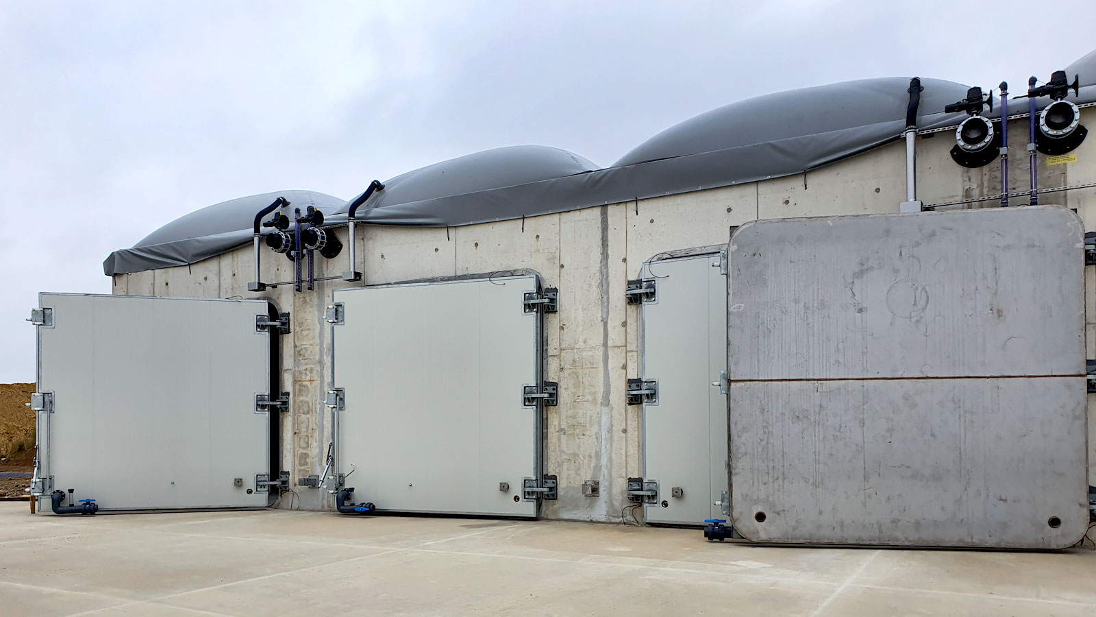 Installation de 4 portes de tunnels pour méthanisation par voie sèche